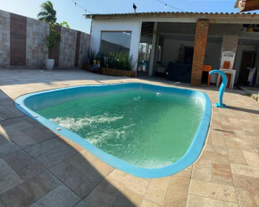 Casa com piscina para 20 pessoas próximo à praia